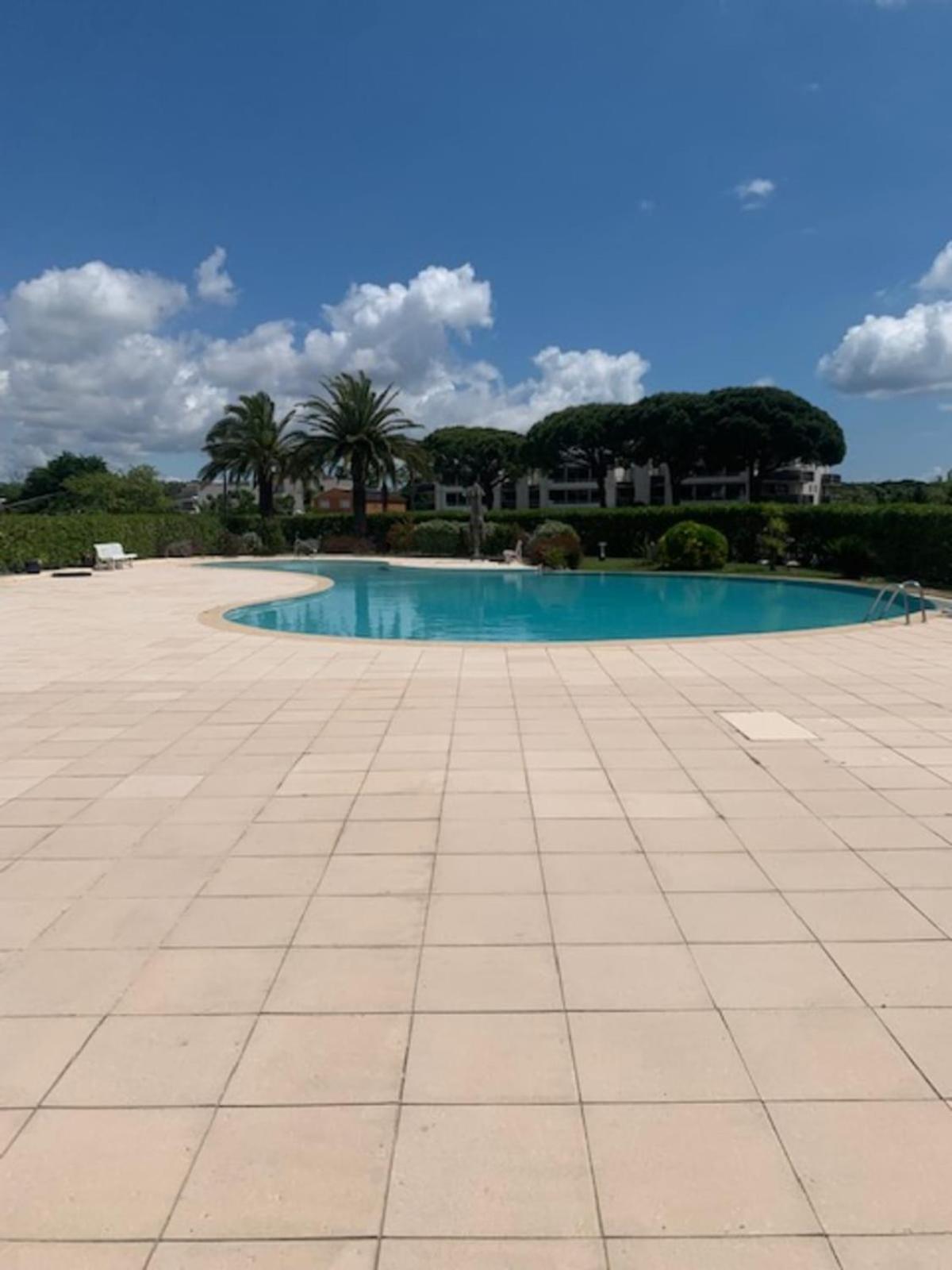 Spacious Apartment With Pool Located In The Marina Of Mandelieu Luaran gambar